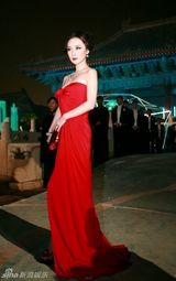 高清图：霍思燕与巩俐出席活动 性感红唇大气高贵