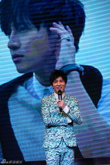 组图：薛之谦发新专《意外》 赚钱做喜欢的音乐