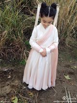 组图：童年小龙女演员超萌生活照 可爱似洋娃娃