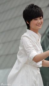 高清组图：李宇春献歌大运会 与志愿者同拍MV