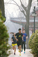 组图：李晨浩拍户外运动大片展健硕身材