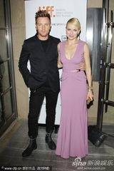 《惊天巨啸》首映 娜奥米-沃茨深V秀美乳