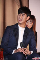 高清组图：金秀贤台湾会粉丝 帅气亮相讲台语