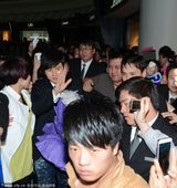 组图：张杰捞金被围堵 现场混乱粉丝摔倒