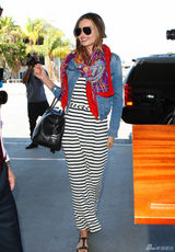 组图：米兰达长裙亮相机场 印花丝巾光彩靓丽