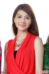 组图：吴亚馨红裙亮相 气质优雅性感抢镜