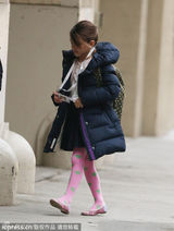 组图：小苏瑞粉红打底裤亮相 独自进学校感孤单