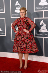 阿黛尔花朵长裙明艳动人 产后丰腴神采飞扬(图)