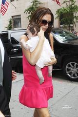 组图：贝嫂为时装周奔忙 桃红礼服配超高跟掀甜美风