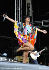 幻灯图集：莉莉-艾伦献唱音乐节 豹纹小内裤登场