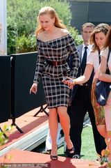 组图：妮可短裙现身新片记者会别样性感