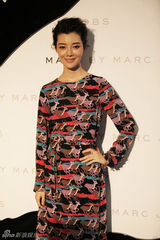 组图：车晓优雅助阵时尚秀场 过膝长裙演绎魅力