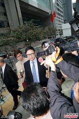 组图：陈志云贪污案重审 王喜陪同表情轻松