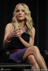 组图：《唐顿庄园》大小姐干练亮相笑意盈盈