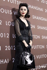 组图：范冰冰野猫造型出席活动 巩俐黑裙保守