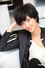 组图：桂纶镁拍写真黑衣黑裤出镜中性风显帅气