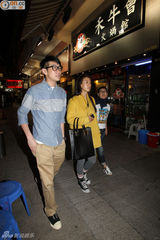 组图：梁靖琪承认离婚 与老公是朋友仍相聚过年