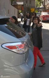 组图：张庭神秘现身 甜心辣妈身材恢复神速