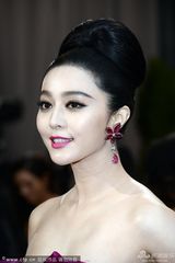 组图：奥斯卡红毯范冰冰粉色礼服大秀香肩雪肤