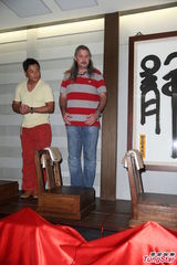 组图：马修连恩体验泡脚 一脸陶醉好舒爽