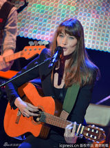 组图：前法第一夫人捧场回声奖 抱吉他自弹自唱