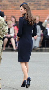 高清组图：英国王妃凯特-米尔顿军旅风装扮现身