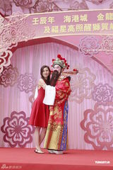 组图：李嘉欣不畏严寒性感贺岁 穿平底鞋否认怀孕