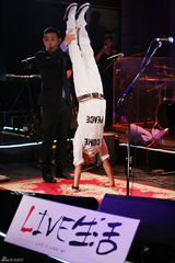 组图：陈楚生新专辑首唱会谈成长 现场玩倒立