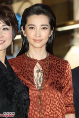 组图：李冰冰率性亮相品牌开幕会服饰抢镜