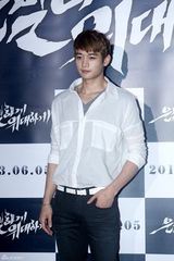 组图：裴勇俊捧场韩片首映 金贤重宋仲基齐亮相