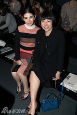 组图：黄奕出席时装周优雅变装 度中秋思念女儿