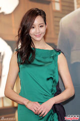 周渝民试片会中分造型文艺儒雅 张钧甯绿裙(图)