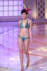 组图：港姐总决选  众佳丽性感泳装亮相
