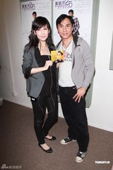 组图：周慧敏助阵黄凯芹个唱 曝对方不会用手机