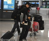 组图：汤唯紧身T恤小秀乳沟 与媒体打招呼玩亲民