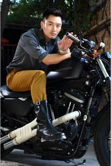 组图：李东学变身机车男 炫酷出镜动感十足