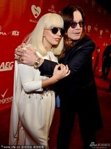 组图：摇滚巨星奥齐-奥斯本帅气 强抱GaGa合影