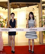 组图：董洁黑色短裙亮相活动为品牌剪彩