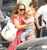 组图：娜塔莉-波特曼少女装紧抱儿子母爱洋溢
