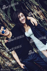 独家：刘芸郑钧个性摇滚婚纱照 大叔背萝莉新娘