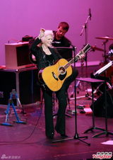 组图：民谣歌后携手苏格兰女声香港开唱