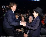 组图：麦卡特尼与小野洋子亲密拉手 心心相惜