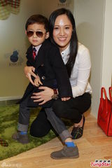 组图：黄泳霖有意追生 雷林静怡两女爱公主装