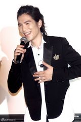 组图：萧敬腾击败金城武获选美妆型男 深情献唱