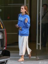 组图：沃特森穿蓝外套出街 素颜亮相清纯可人