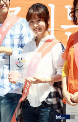 组图：《屋塔房》韩智敏出席捐款活动助阵慈善