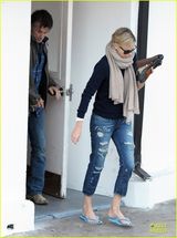 组图：塞隆与西恩潘外出 用手包挡脸幸福害羞