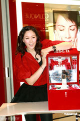 幻灯图：琦琦优雅代言 大赞布兰切特“完美巨星”