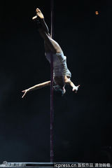 组图：蔡依林苦练钢管舞 高空双脱手搏命演出
