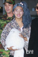 组图：SJ庆出道8周年机场上演变装秀 整疯粉丝